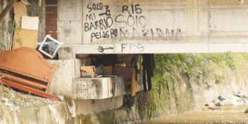 Un «barrio» se forma debajo del puente de la 28