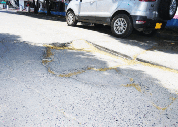 A este hundimiento le atribuyen varias llantas dañadas