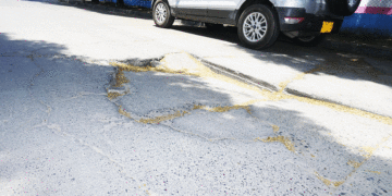 A este hundimiento le atribuyen varias llantas dañadas