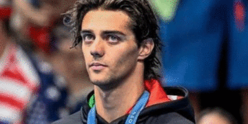 Él es Thomas Ceccon, el deportista olímpico que se roba todas las miradas en París 2024