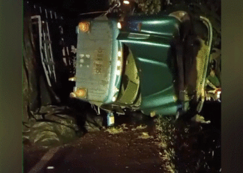 Tras accidente tren cañero quedó atravesado en la Doble calzada Tuluá – Andalucía