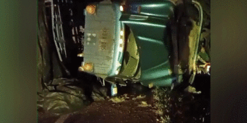 Tras accidente tren cañero quedó atravesado en la Doble calzada Tuluá – Andalucía