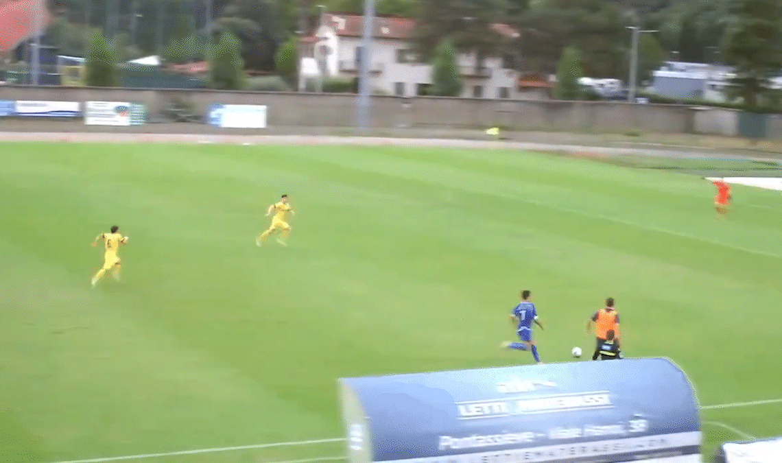 Técnico italiano invade cancha y patea a jugador rival para evitar gol