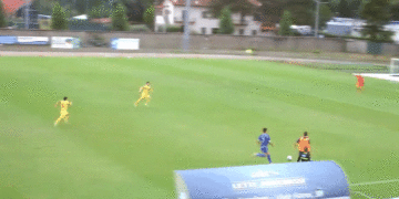 Técnico italiano invade cancha y patea a jugador rival para evitar gol