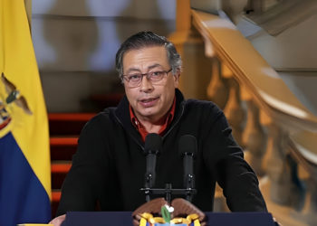 Petro no habla de paro camionero, pero denuncia espionaje de Policía con software israelí