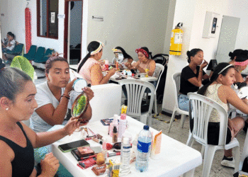 Mujeres de Yotoco se capacitan en maquillaje para crear sus propios negocios
