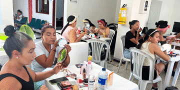 Mujeres de Yotoco se capacitan en maquillaje para crear sus propios negocios