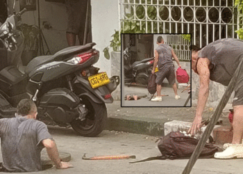 ¿Qué buscan? Hombres se pasan horas enteras en las tuberías de alcantarillado