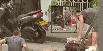 ¿Qué buscan? Hombres se pasan horas enteras en las tuberías de alcantarillado