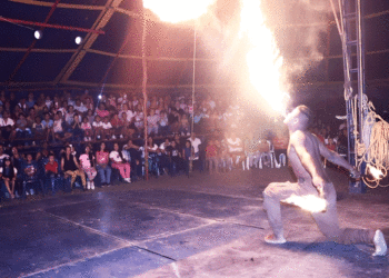 Soldados dejan las armas para dar vida a un circo itinerante