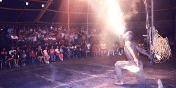 Soldados dejan las armas para dar vida a un circo itinerante