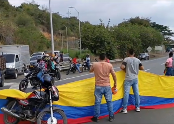 Transportadores bloquean vía Tuluá – Andalucía
