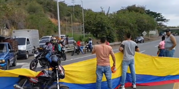 Transportadores bloquean vía Tuluá – Andalucía