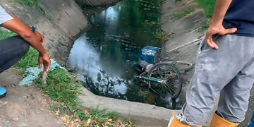 Adulto mayor muere tras caer con su bicicleta a canal de aguas
