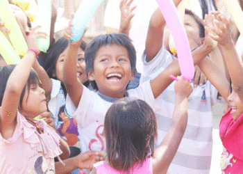 Diversión y regalos para niños de la comunidad Embera Chamí