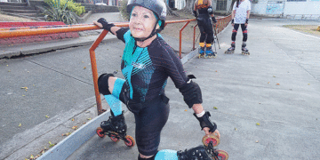 Flor Marina Pinilla, a sus 69 años, monta en patines, hace natación y mercadea por Internet