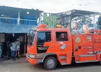 Incendio en Trujillo deja a dos familias sin hogar; lo perdieron todo