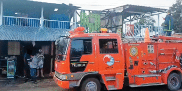 Incendio en Trujillo deja a dos familias sin hogar; lo perdieron todo