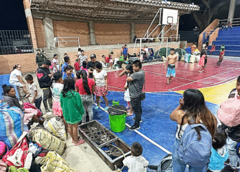 Indígenas de Bolívar huyen de la guerra; siguen albergados en el coliseo