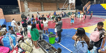 Indígenas de Bolívar huyen de la guerra; siguen albergados en el coliseo