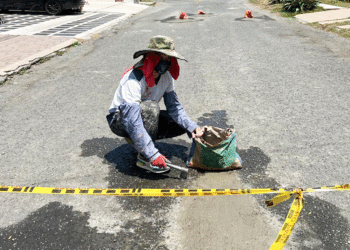 La comunidad del barrio Villa Campestre se cansó de esperar a la Alcaldía y decidió tapar los huecos