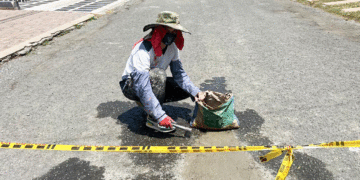 La comunidad del barrio Villa Campestre se cansó de esperar a la Alcaldía y decidió tapar los huecos