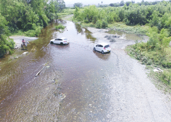 Mientras avanzan obras del Puente de Papayal, los conductores pasan las duras y las maduras