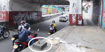 Pasonivel de la calle 25 en descuido total; se robaron hasta la señal de tránsito