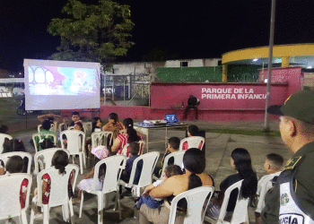 Policía comunitaria se acerca a la ciudadanía a través del cine