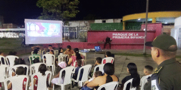 Policía comunitaria se acerca a la ciudadanía a través del cine