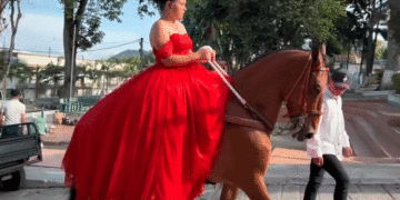 Quinceañera de Argelia llegó a celebrar sus 15 años montada a caballo