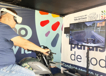 Con simuladores enseñan a motociclistas a usar las vías