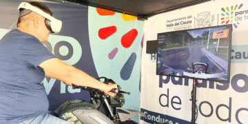 Con simuladores enseñan a motociclistas a usar las vías