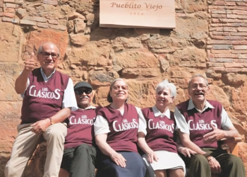 «Los Clásicos»: El grupo de abuelitos que ha sacado lágrimas con su canción «+ de 75»