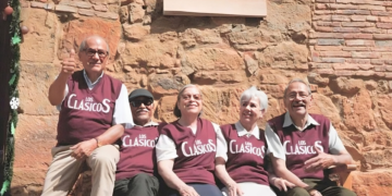 «Los Clásicos»: El grupo de abuelitos que ha sacado lágrimas con su canción «+ de 75»