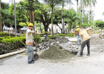 Empezaron a tapar el hueco mal oliente de la biblioteca municipal (Más Caucherazos aquí) 👇🏽 
