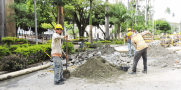 Empezaron a tapar el hueco mal oliente de la biblioteca municipal (Más Caucherazos aquí) 👇🏽 