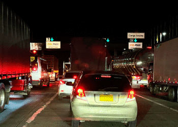 Peajes del Valle colapsan con largas filas; conductores buscan respuestas