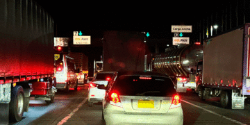 Peajes del Valle colapsan con largas filas; conductores buscan respuestas