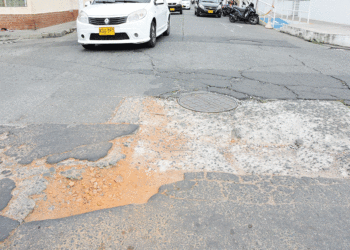 Un hueco que causa susto y daños en la 25