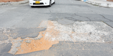 Un hueco que causa susto y daños en la 25