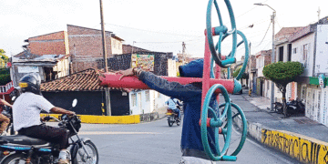 Juegos biosaludables abandonados y robados a la vista de todos