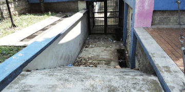 Los baños que nunca funcionaron y siguen sin funcionar