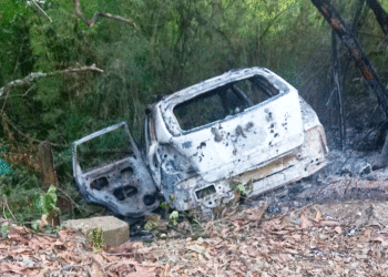 Vehículo incendiado en la vía al Jardín Botánico de Tuluá