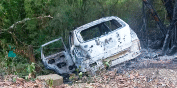 Vehículo incendiado en la vía al Jardín Botánico de Tuluá