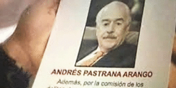 Carteles de «se busca» con la imagen del expresidente Andrés Pastrana en Venezuela
