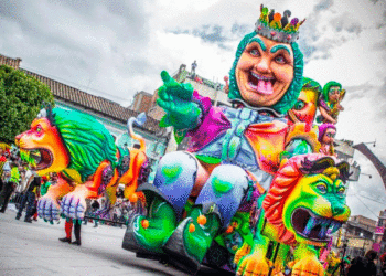 El Carnaval de Negros y Blancos culminó con un desfile lleno de creatividad y tradición