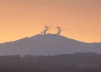 El volcán Puracé cubre de ceniza a Popayán y mantiene en alerta al Cauca