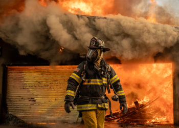 Las llamas en California ya han arrasado 145 kilómetros cuadrados; las muertes siguen aumentando