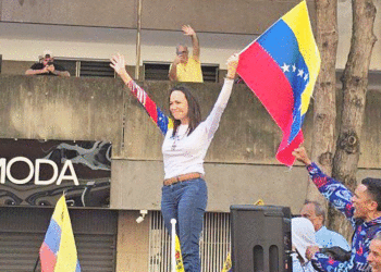 María Corina Machado violentamente interceptada durante masiva protesta contra el régimen de Maduro en Caracas